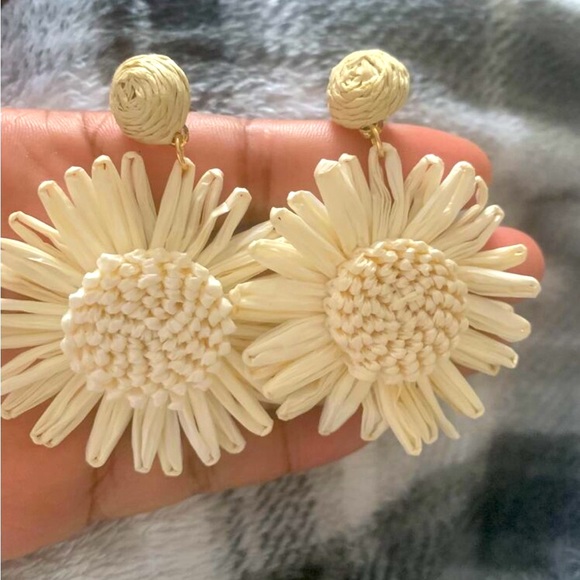 🌼 Flower Drop Earrings - Picture 6 of 7